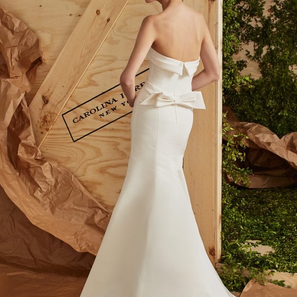 Carolina Herrera Wedding Dress - Picture 3 of 11